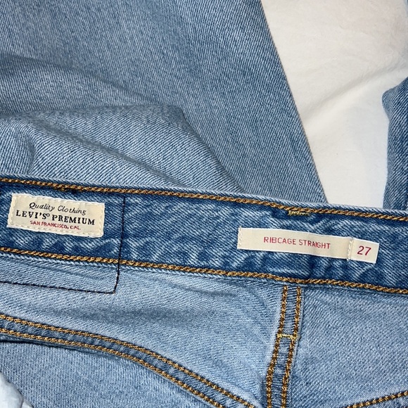 Levis - Picture 3 of 3